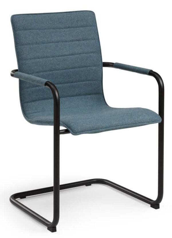 Stijlvolle Design vergaderstoel voorzien van wolvilt stoffering Zwart frame Patrol stof